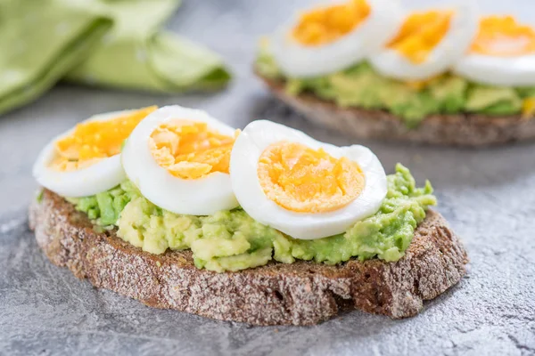 Toast mit Avocado und Ei — Stockfoto