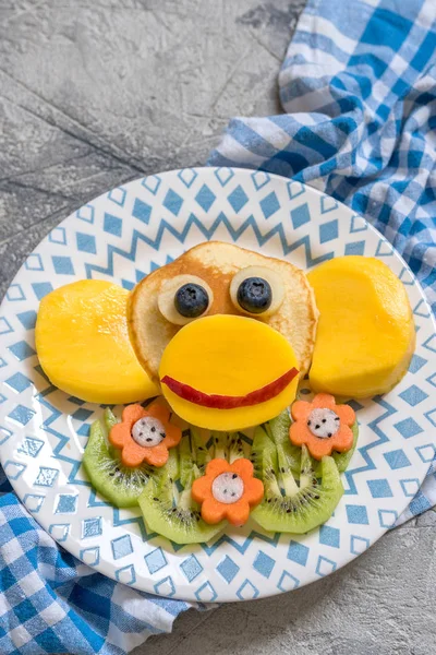 Grappige aap pannenkoeken voor kinderen ontbijt — Stockfoto