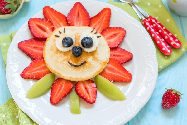 Pfannkuchen mit Beeren für Kinder — Stockfoto