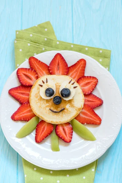 Pancakes with berries for kids — Stock Photo, Image