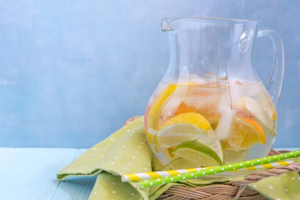 Pitcher limun dengan lemon, jeruk, irisan kapur — Stok Foto