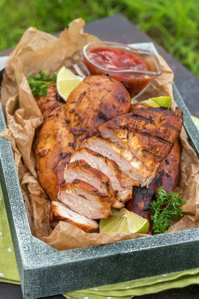 Gegrillte Hühnerbrust serviert mit Kräutern und Limette — Stockfoto