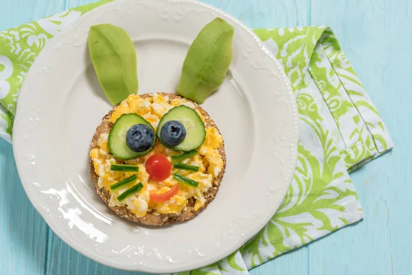 Rührei lustiger Hase zum Kinderfrühstück — Stockfoto