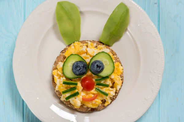孩子早餐煎蛋有趣的兔子 — 图库照片