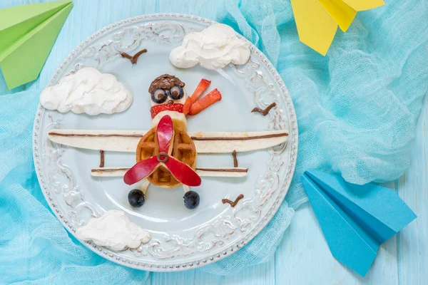 子供のための面白い飛行機朝食 — ストック写真