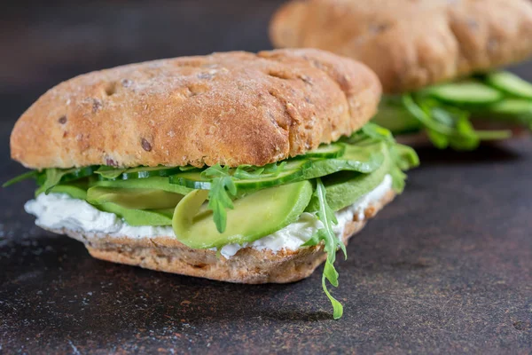 Yeşil yumuşak peynir sandviçle, avokado ve taze salatalık — Stok fotoğraf