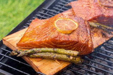 Sedir tahta somon bir ızgarada limonlu