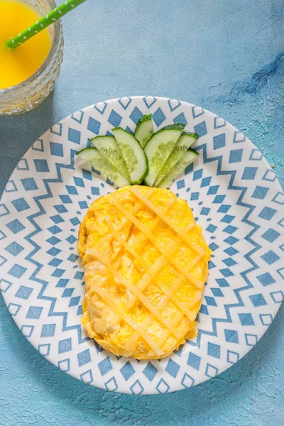 Frühstück für Kinder - Omelette sieht aus wie Ananas — Stockfoto