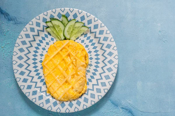-子供のための朝食のオムレツのようなパイナップル — ストック写真