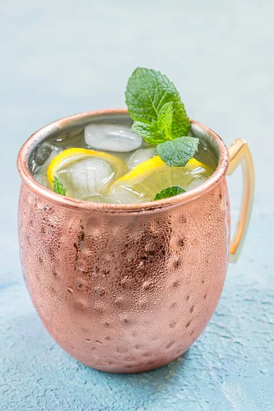 Moscow Mule cocktail with ginger beer, vodka and lemon — Stock Photo, Image