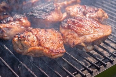 Izgara ızgara tavuk uyluk