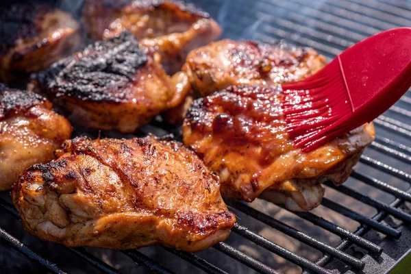 グリルで焼き鶏もも肉 — ストック写真