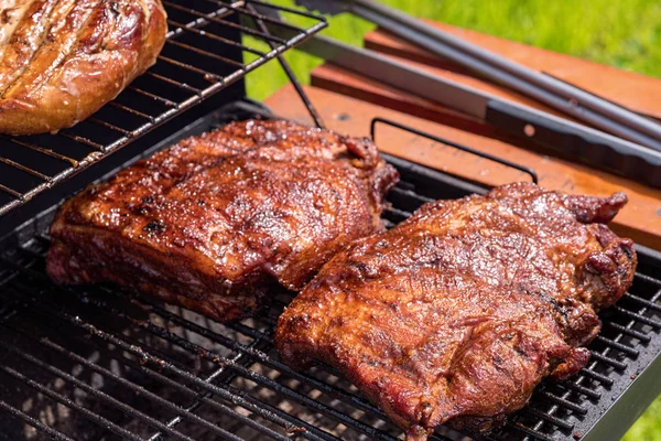 Grillade revben på grillen. — Stockfoto