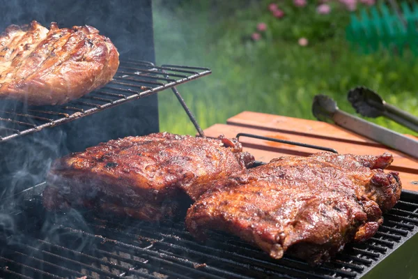 Grillade revben på grillen. — Stockfoto