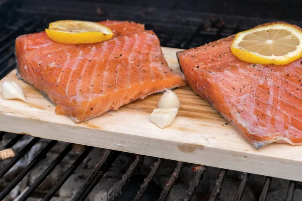 Cedar plank zalm met citroen op een grill — Stockfoto