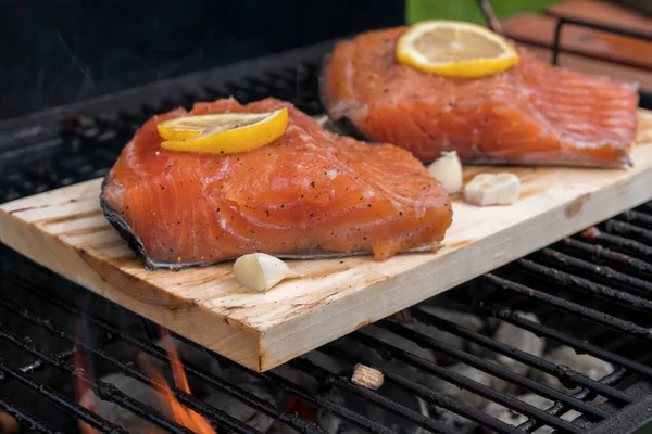 Planche de cèdre saumon au citron sur un gril — Photo