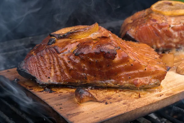 Cedar prkno lososa s citronem na grilu — Stock fotografie