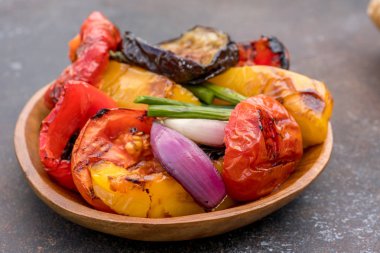 Izgara sebze salatası patlıcan, soğan, biber, kuşkonmaz ve domates ile