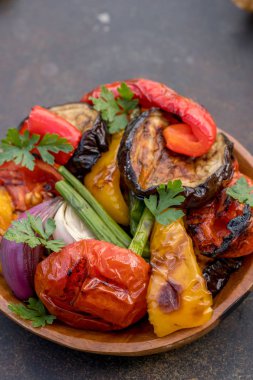 Izgara sebze salatası patlıcan, soğan, biber, kuşkonmaz ve domates ile