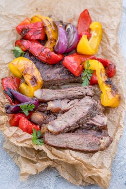 Sığır eti Fajitas renkli biber bir tablo ile