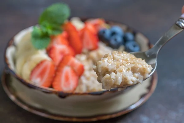 Ciotola di deliziosa avena tagliata in acciaio con frutta fresca, miele — Foto Stock