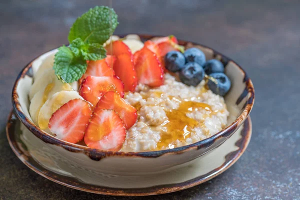 Ciotola di deliziosa avena tagliata in acciaio con frutta fresca, miele — Foto Stock