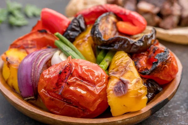 Ensalada de verduras a la parrilla con berenjena, cebolla, pimientos, espárragos y tomate —  Fotos de Stock