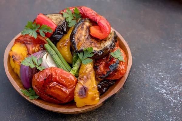 Grillowane warzywa Sałatka z bakłażanem, cebula, papryka, szparagi i pomidory — Zdjęcie stockowe