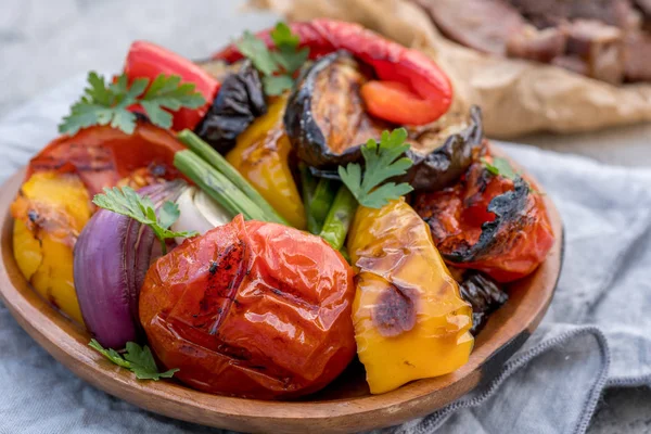 Ensalada de verduras a la parrilla con berenjena, cebolla, pimientos, espárragos y tomate —  Fotos de Stock