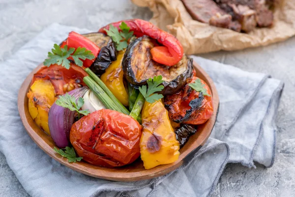 Grilled vegetables salad with eggplant, onions, peppers, asparagus and tomato — Stock Photo, Image