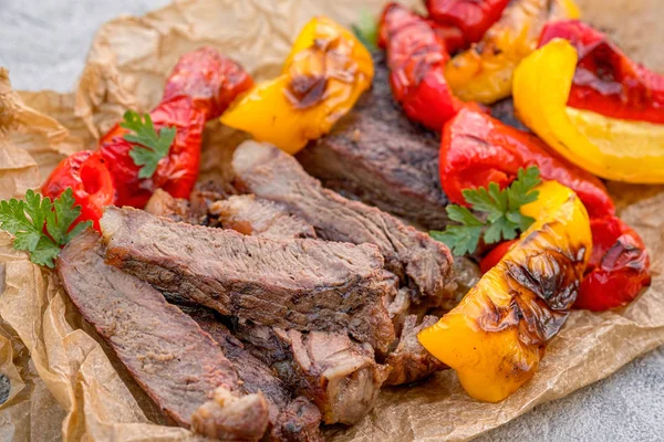 Beef Fajitas with colorful bell peppers on a table — Stock Photo, Image