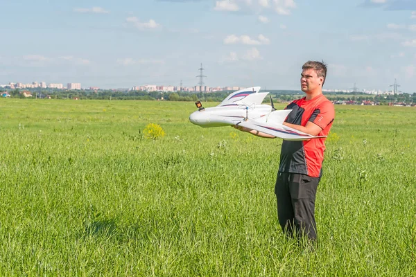 Mannen med rc modell wing — Stockfoto