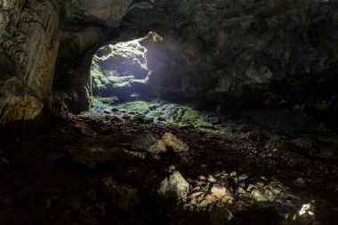 Mağara sarkıt dikitler ve Emine-na-Khosar, Crimea adlı diğer oluşumlar
