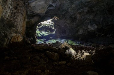 Mağara sarkıt dikitler ve Emine-na-Khosar, Crimea adlı diğer oluşumlar