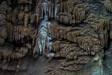 Mağara sarkıt dikitler ve Emine-na-Khosar, Crimea adlı diğer oluşumlar