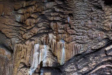 Mağara sarkıt dikitler ve Emine-na-Khosar, Crimea adlı diğer oluşumlar