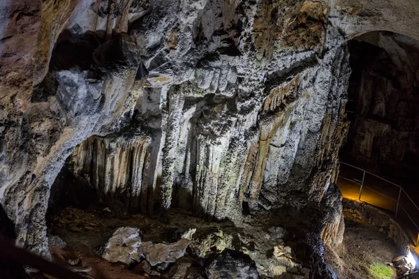 Grot van stalactieten, stalagmieten en andere formaties op Emine-Bair-Khosar, Crimea — Stockfoto