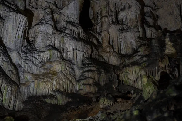 Caverne stalactites, stalagmites et autres formations à Emine-Bair-Khosar, Crimée — Photo