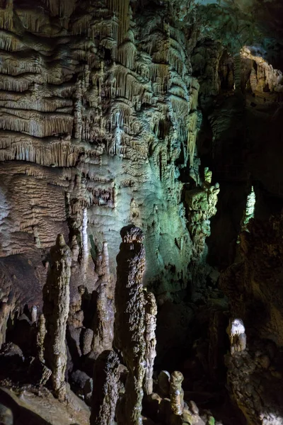 Grot van stalactieten, stalagmieten en andere formaties op Emine-Bair-Khosar, Crimea — Stockfoto