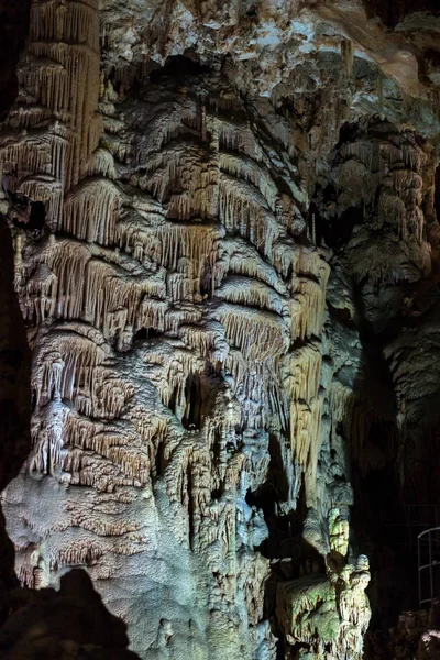 Cave stalactites, stalagmites, and other formations at Emine-Bair-Khosar, Crimea — Stock Photo, Image