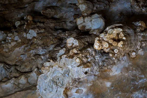 Jeskyně stalaktity, stalagmity a další útvary na Emine-Bair-Khosar, Krym — Stock fotografie