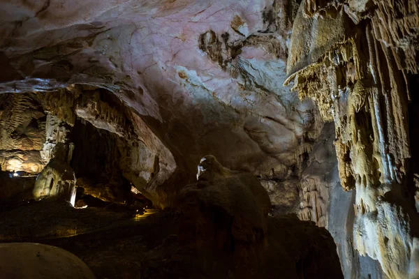 Grot van stalactieten, stalagmieten en andere formaties op Emine-Bair-Khosar, Crimea — Stockfoto