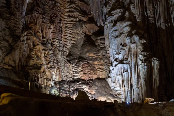 Grot van stalactieten, stalagmieten en andere formaties op Emine-Bair-Khosar, Crimea — Stockfoto