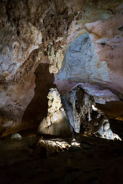 Cave stalactites, stalagmites, and other formations at Emine-Bair-Khosar, Crimea — Stock Photo, Image