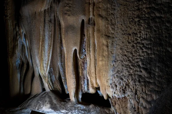 Пещерные сталактиты, сталагмиты и другие формирования в Эмине-Баир-Хосаре, Крым — стоковое фото