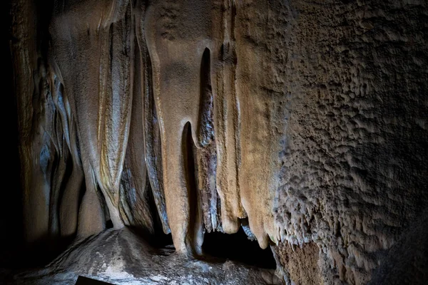 Grot van stalactieten, stalagmieten en andere formaties op Emine-Bair-Khosar, Crimea — Stockfoto