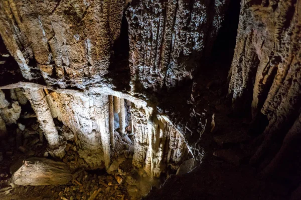 Estalactites de cavernas, estalagmites e outras formações em Emine-Bair-Khosar, Crimeia — Fotografia de Stock