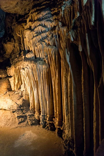 Grot van stalactieten, stalagmieten en andere formaties op Emine-Bair-Khosar, Crimea — Stockfoto