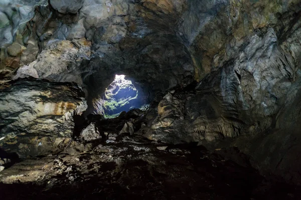 Caverne stalactites, stalagmites et autres formations à Emine-Bair-Khosar, Crimée — Photo