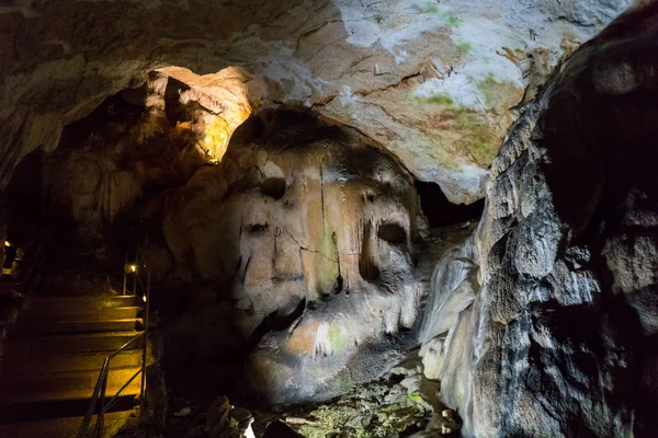 Mağara sarkıt dikitler ve Emine-na-Khosar, Crimea adlı diğer oluşumlar — Stok fotoğraf